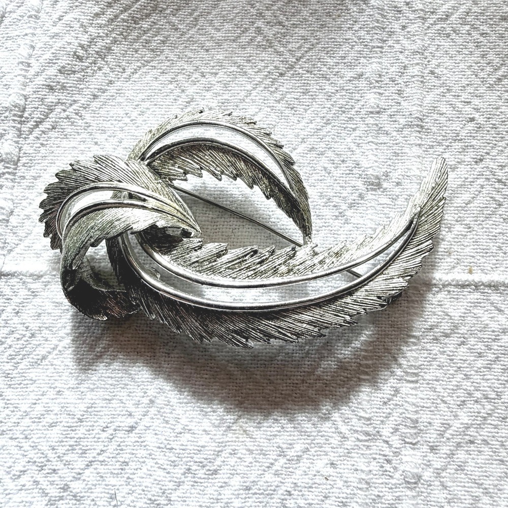 Vintage 1964 Sarah Coventry "Feathered Fashion" silver-tone brooch‎ Pin